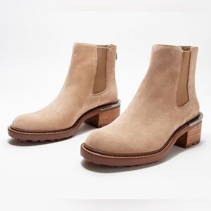 Vince Camuto kelvina boot,Chelsea,beige real suede EUC lug sole Y2K minimalist